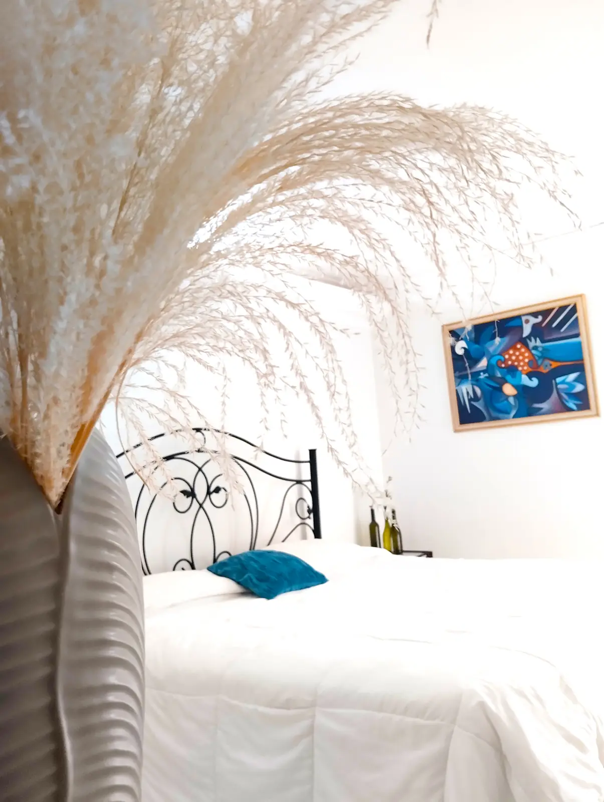 Habitación king con cabecero de hierro