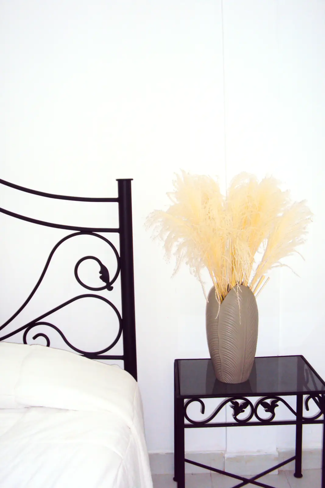 Habitación sencilla con cama de hierro forjado